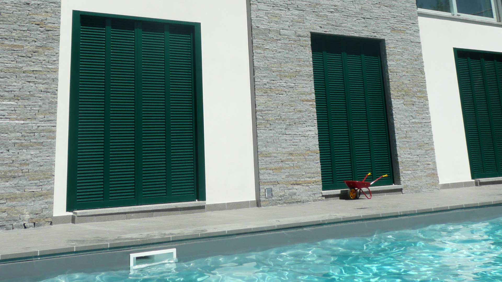 Le realizzazioni di Art Metal Srl: villa di pregio architettonico con piscina a Como.