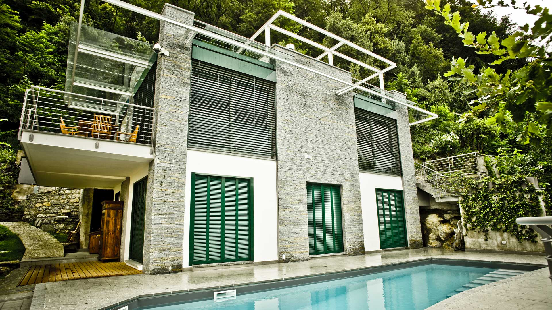 Le realizzazioni di Art Metal Srl: villa di pregio architettonico con piscina a Como.